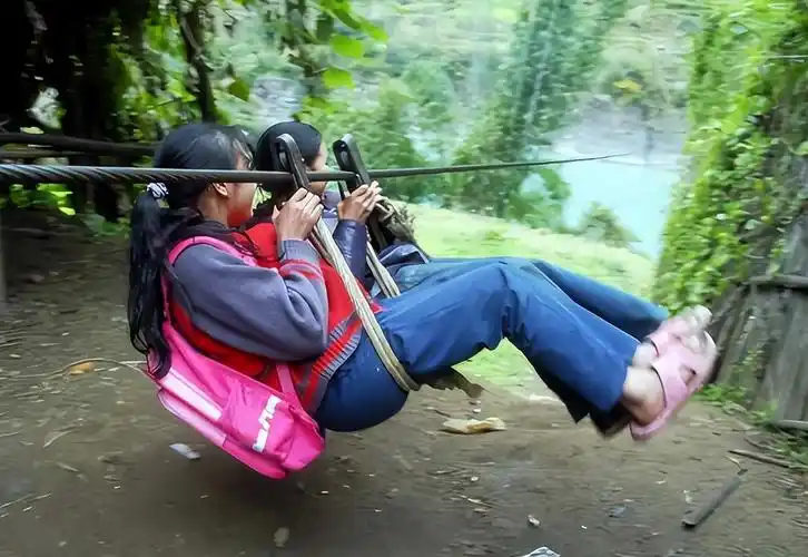 溜索女孩8岁溜索200米横渡怒江上学长大后做出意外选择
