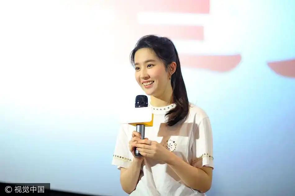 组图刘亦菲重庆路演和杨洋同城不同框梳马尾辫甜笑清纯