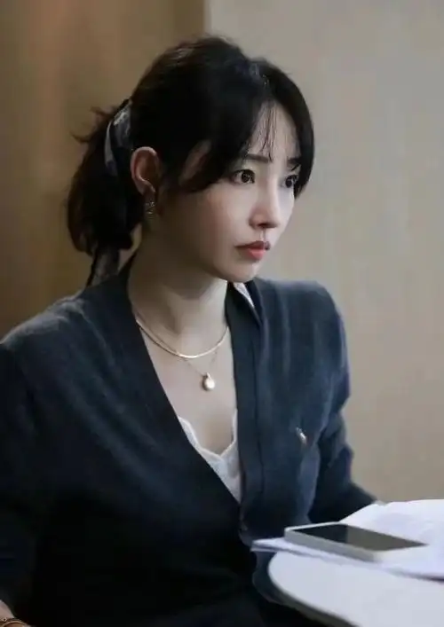 白百何衬衫 蕾丝内衣叠穿好撩啊!夏天连衣裙,吊带这么搭,法式纯欲风!