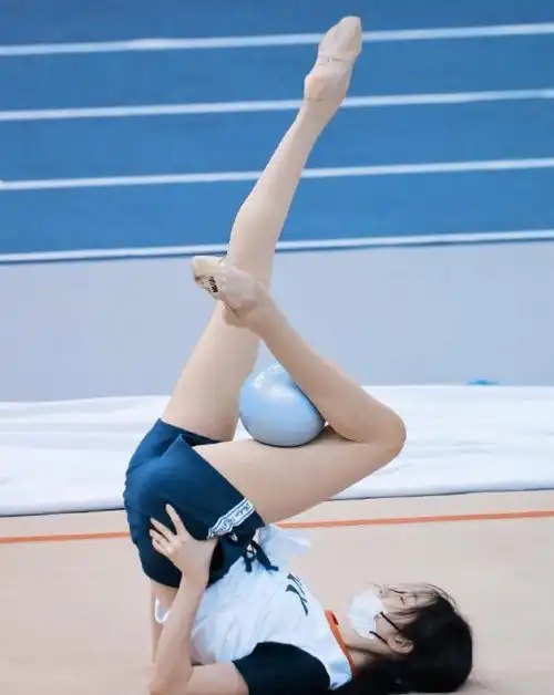 不懂何为人间第一腿看张艺凡穿光腿神器后还以为我眼花了