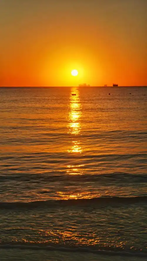 跃出海面的太阳,红透天空,红透大海.