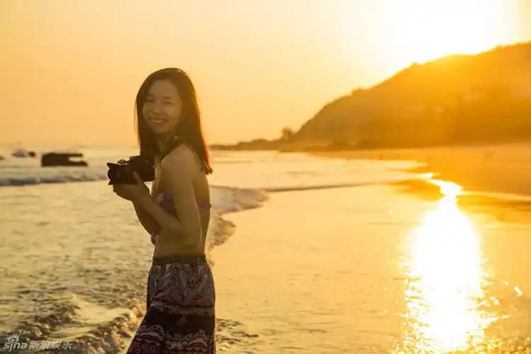 江一燕独坐沙滩露内衣 湿身撩人长发妩媚