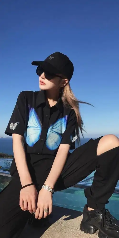 时尚休闲女神周扬青霸气户外迷人写真