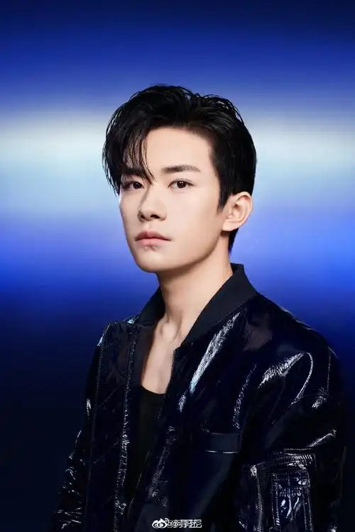 易烊千玺二十冠岁朝暮锦程