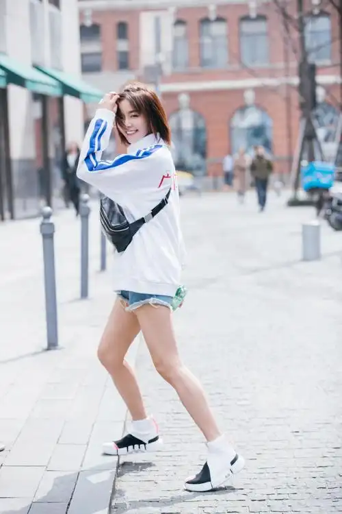 女演员种丹妮清新甜美可爱街拍