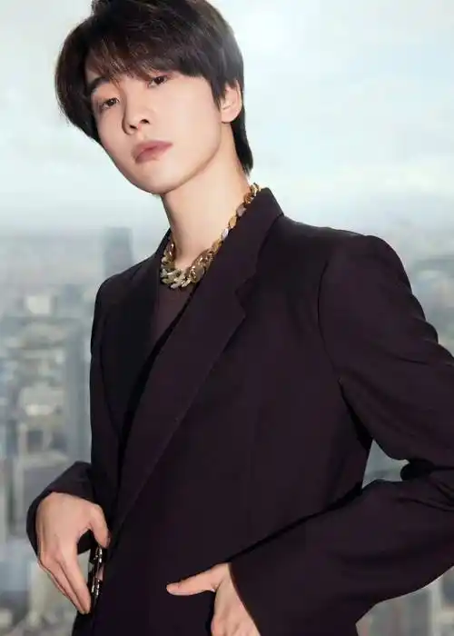 连淮伟出席时尚品牌活动身着气质西装化身轻熟系秋冬男友