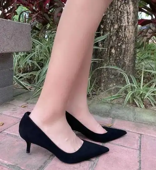 高品质的社交女鞋百搭的黑色高跟鞋上脚很舒适做一名得体的商务女士从