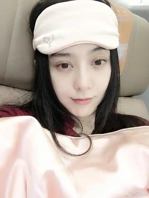 范冰冰凌晨赶飞机晒素颜照,这双眼皮也忒宽了!