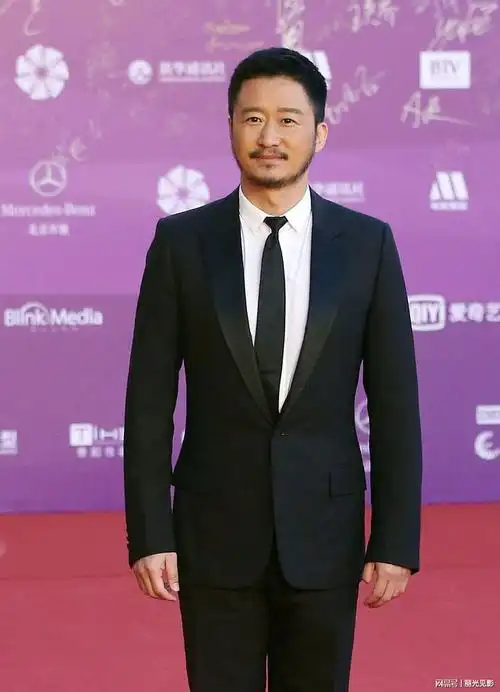 56亿华语票房冠军导演吴京来了,变身胡子大叔.