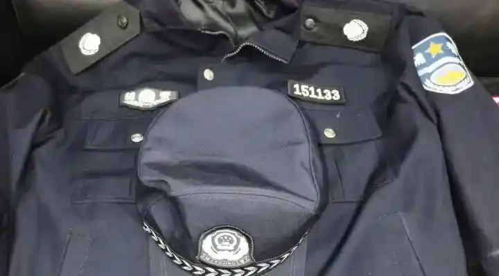 何青的辅警警服 宁波警方供图