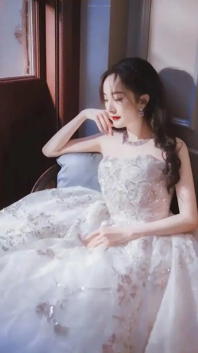 杨幂 #安利杨幂 #杨幂礼服 #杙櫟 #文案 "是寒冬里盛 - 抖音