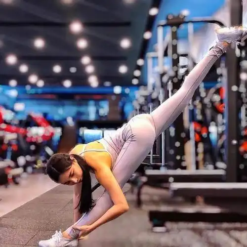 韩国马甲线翘臀女神拥有超高的柔韧度倡导训练前后要拉伸