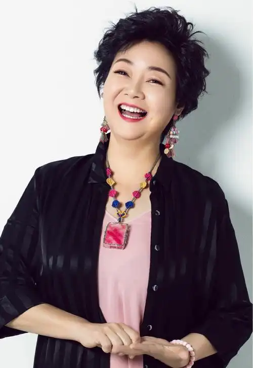 黑裙配粉鞋"扮嫩"显俏皮,素颜好苍老_手机搜狐网