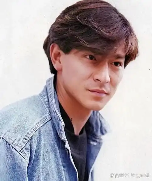 繁华一时的刘德华,如今已迈入半百之年,62岁的"华仔"最近的照片曝光