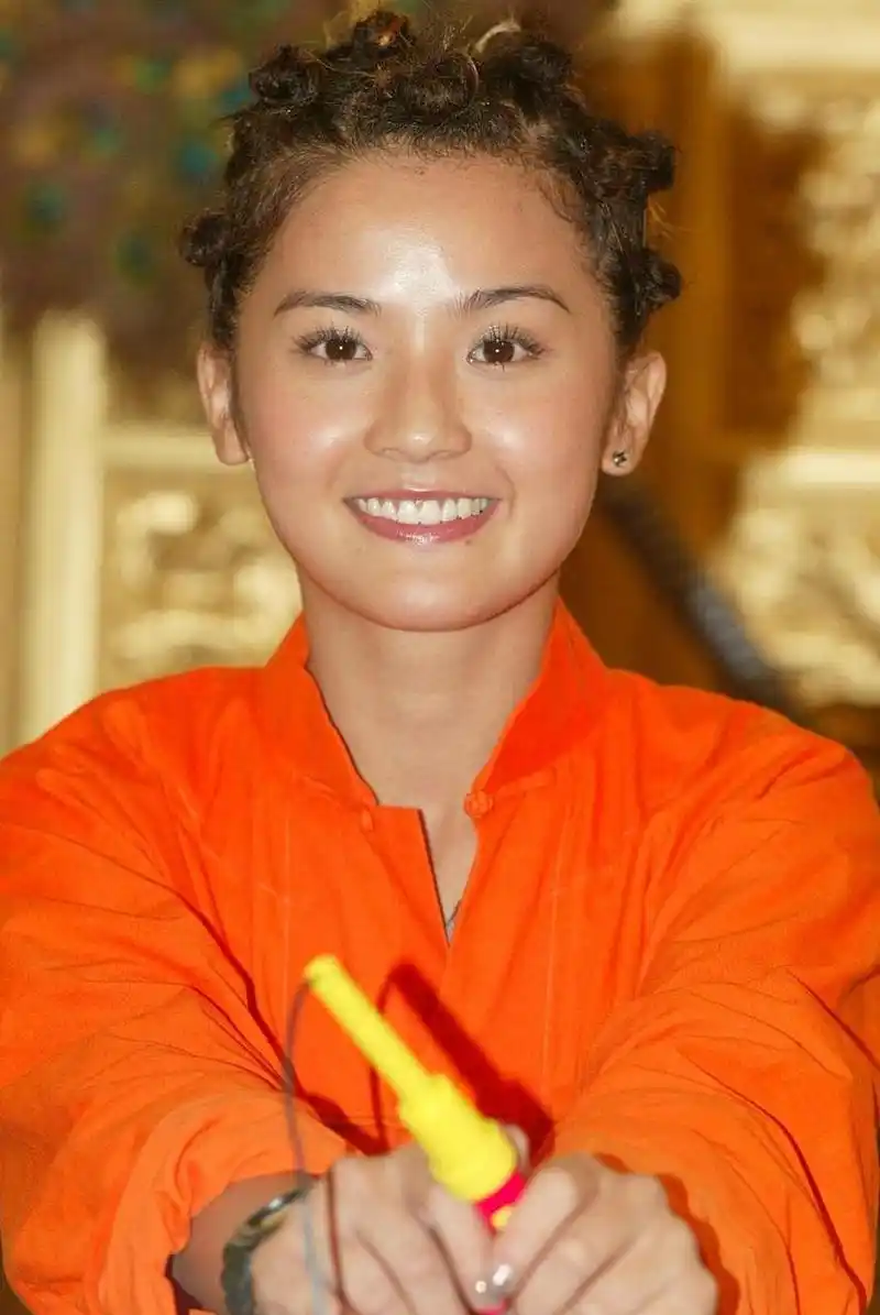 蔡卓妍(阿sa)近年来主要在内地发展,不时往返于两地之间.