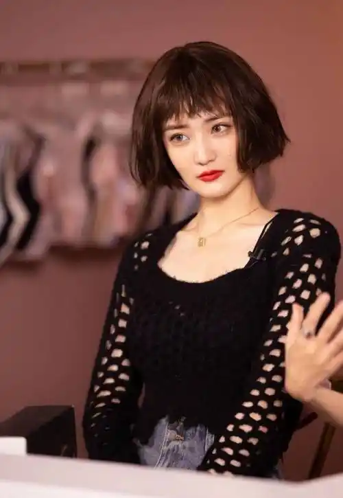 原创徐璐又想骗我们剪短发齐耳短发配镂空针织衫甜辣风好看到爆