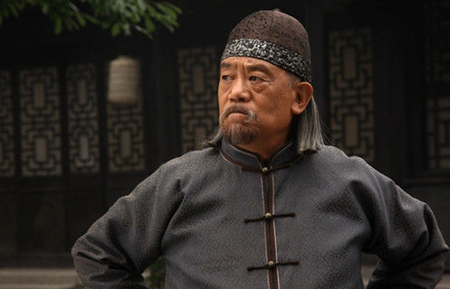 他是"黄金配角", 拍戏首先要考虑实际年龄, 儿子比他还厉害