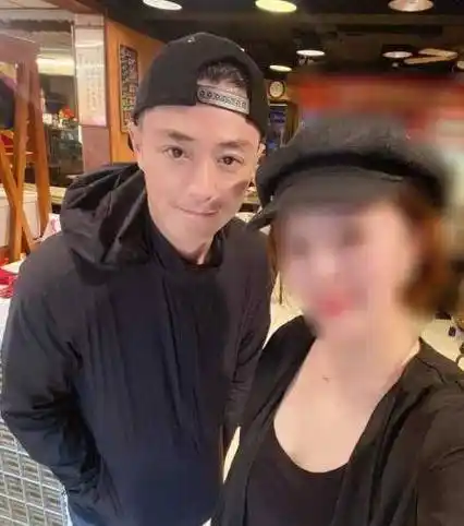 林心如回应吵架后删恩爱动态,霍建华餐厅合照强颜欢笑_妻子_黑色_事情