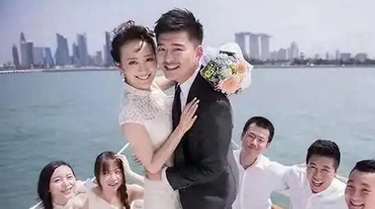 早在2012年,王鸥还没有火的时候,她实际上是有一个男友,叫做张戈,他