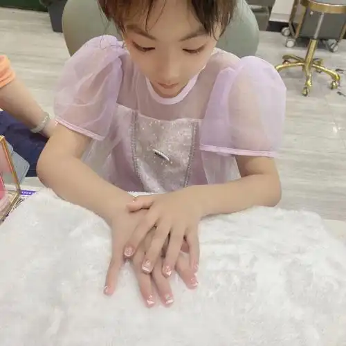 春天美甲  #裸色美甲  #儿童彩绘美甲  臭美的小姑娘