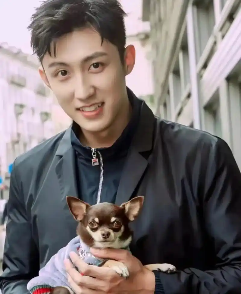 黄明昊和黄景瑜在极挑里的互动还蛮有火花的,两个人都是综艺老手  2.