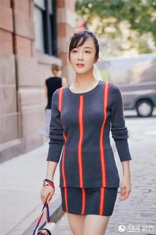 李依晓现身lacoste大秀 条纹套装带来崭新style【2】
