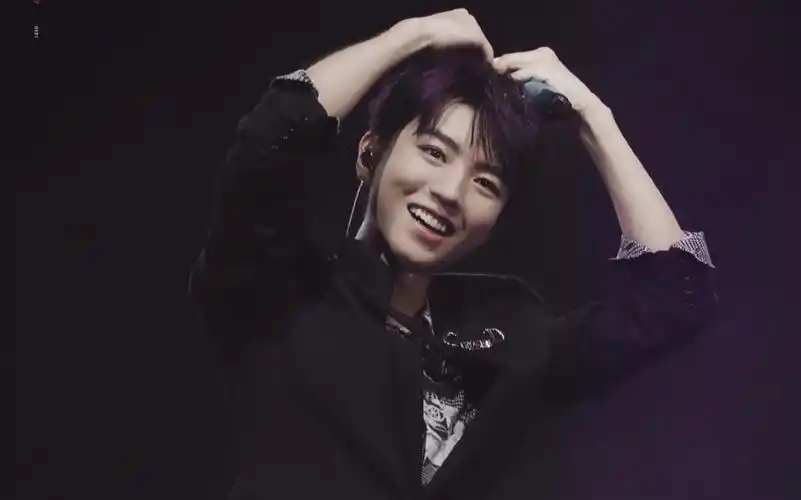 [王俊凯]花式比心 爱我收到了