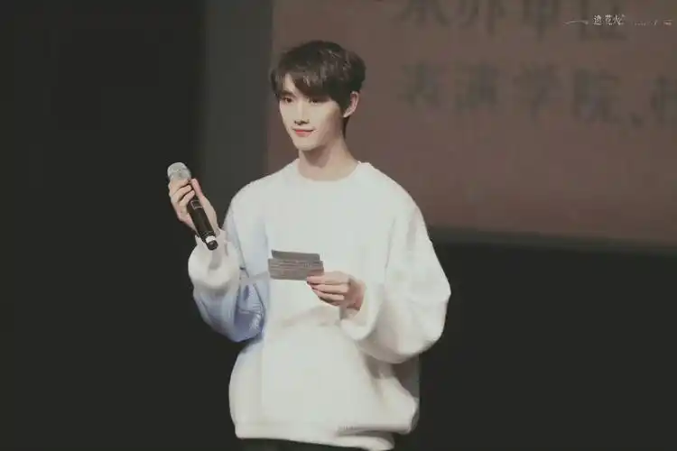 丁程鑫北京电影学院期末结课大合影 身穿北电校服的大学生小丁