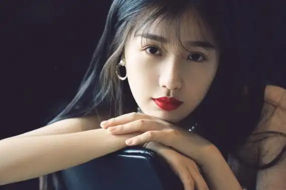 浪子图片(虞书欣晒全新写真照,穿黑皮衣上演机甲风,腿型引粉丝热议)