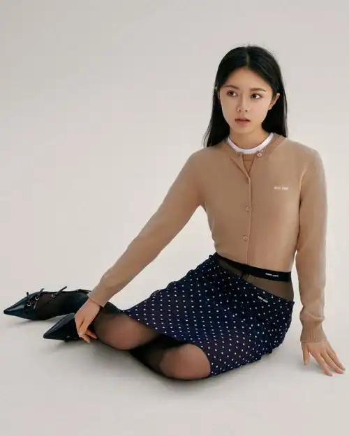 赵今麦 高冷冰美人腰部这个透纱设计不是为了露衣服吧