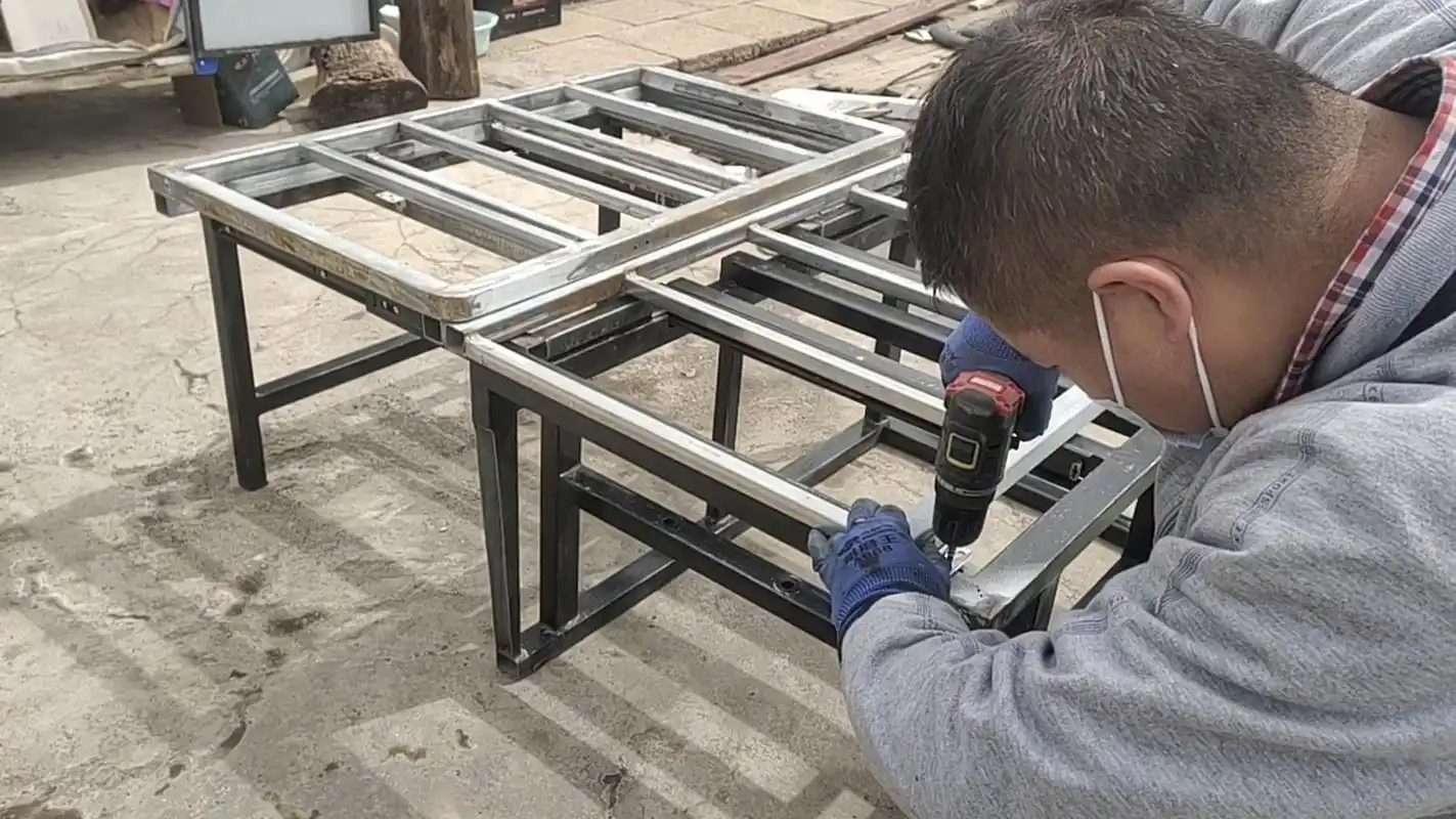 依维柯房车# #自改房车# 伸缩折叠床终于焊接完毕,骨架做出来了,氏侣