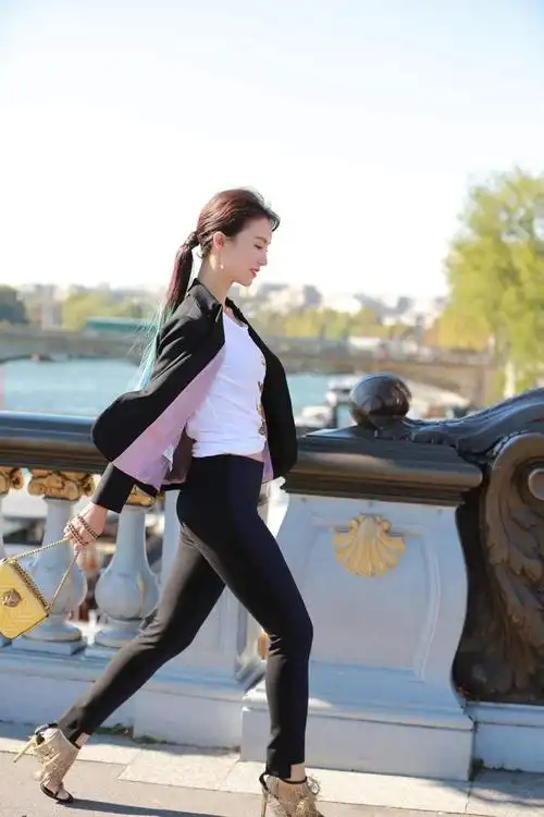 金晨在国外真"招摇",黑色西装配"健美裤"街拍,这身材看呆了
