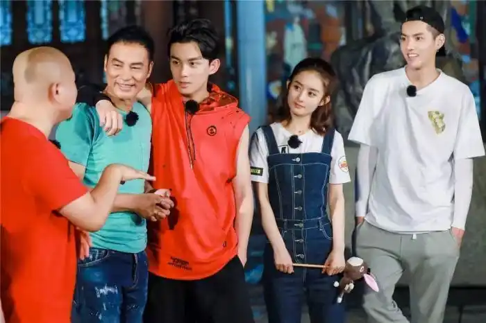 细思极恐吴亦凡对17岁的赵今麦关爱有加baby两次帮赵今麦脱身