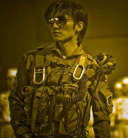 [4.28新闻]谢霆锋变身帅气飞行员 豪砸600万拍mv