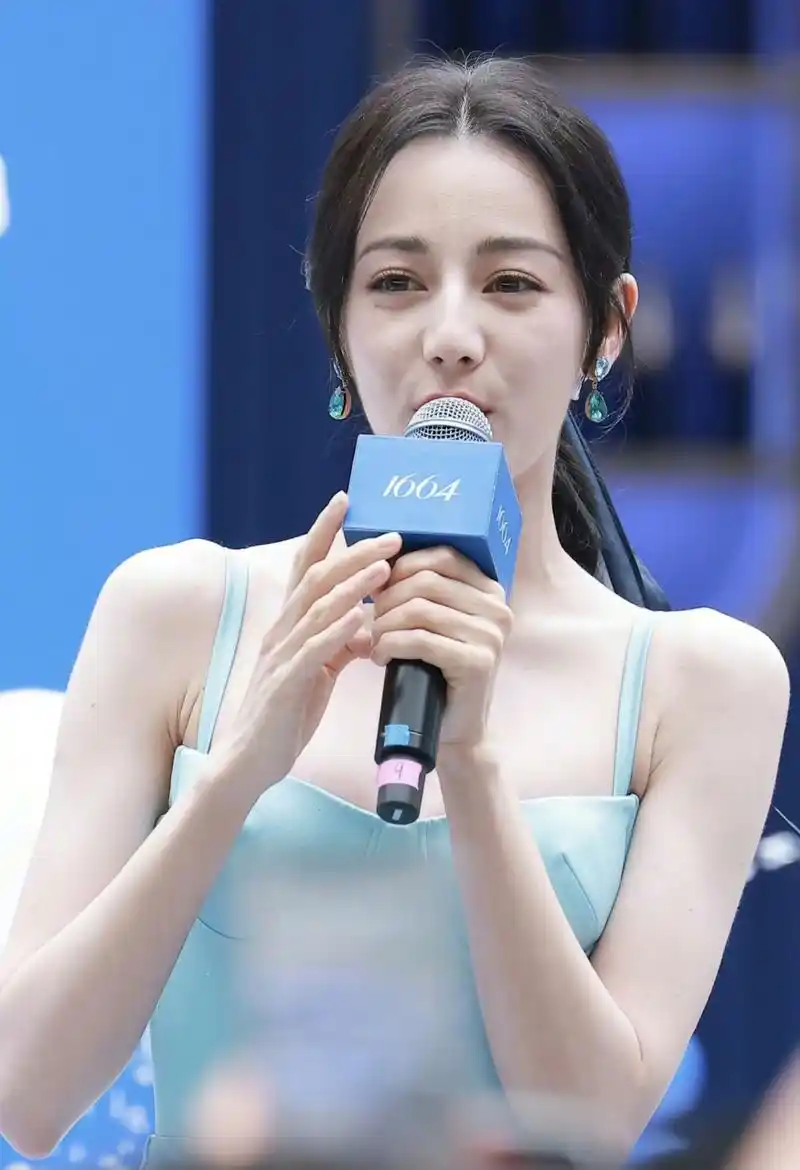 迪丽热巴# 深圳超高清生图,蓝色吊带裙,身材真的好,零瑕疵无死角[三