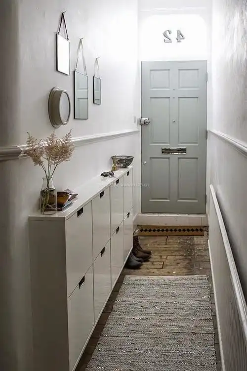 小户型进门玄关白色鞋柜装修效果图