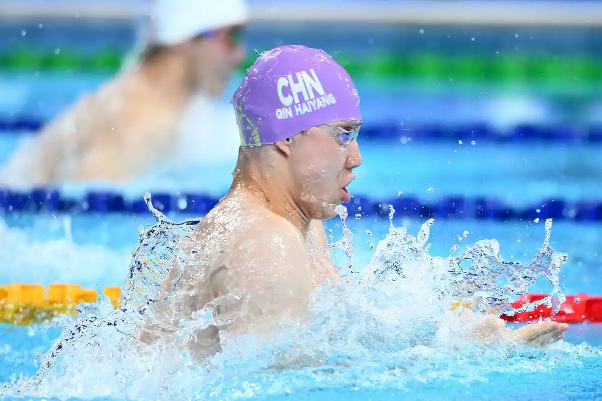 游泳——男子50米蛙泳:覃海洋夺冠