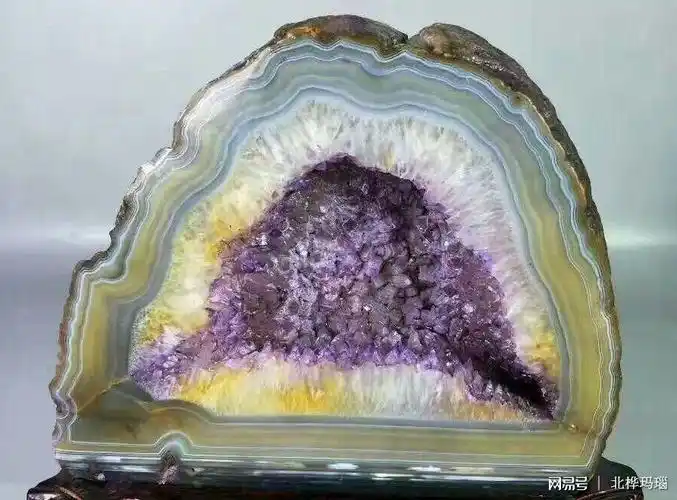 朋友在马桥河捡到的玛瑙原石里面有很多水晶