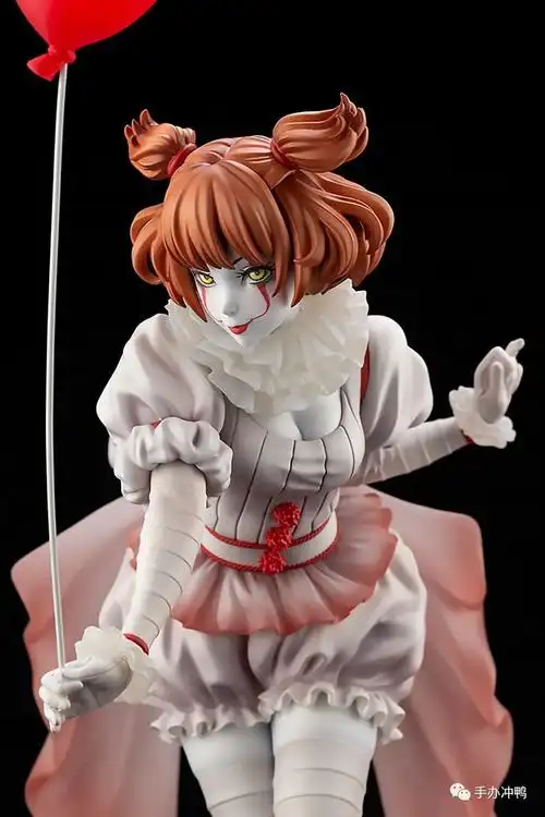 寿屋这款潘尼怀斯手办从服装设计到面妆都遵照电影造型设计,递气球的