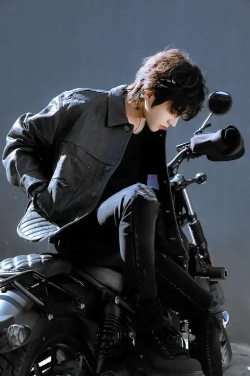 蔡徐坤秋日机车大片