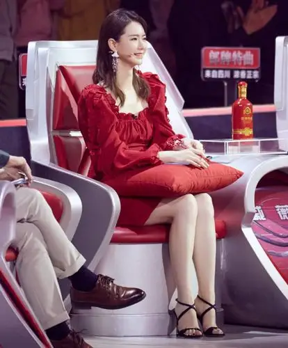 想知道戚薇的腿到底有多白,看自带磨皮 美颜的效果就懂了,羡慕