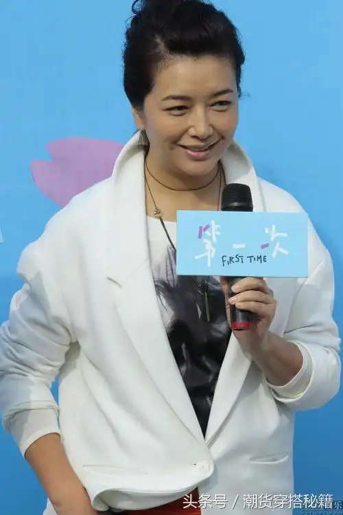 50岁江珊又美回来了修身的连衣裙搭配丸子头穿搭竟比女儿还年轻