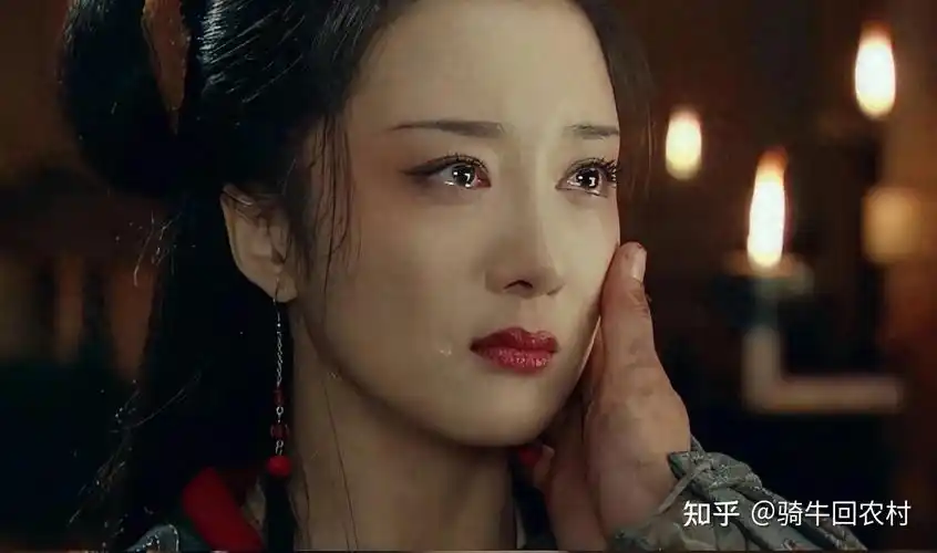 1983年,李依晓出生在辽宁锦州的一个普通家庭,父母为谋生计常年在外