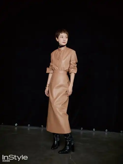 马伊琍最新封面公开 异形鞋跟演绎秋冬风尚