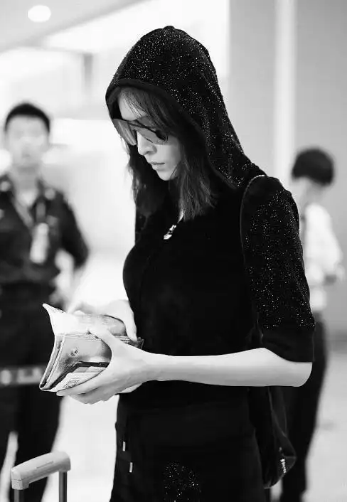 张蓝心黑色运动装现身 墨镜遮面酷帅十足