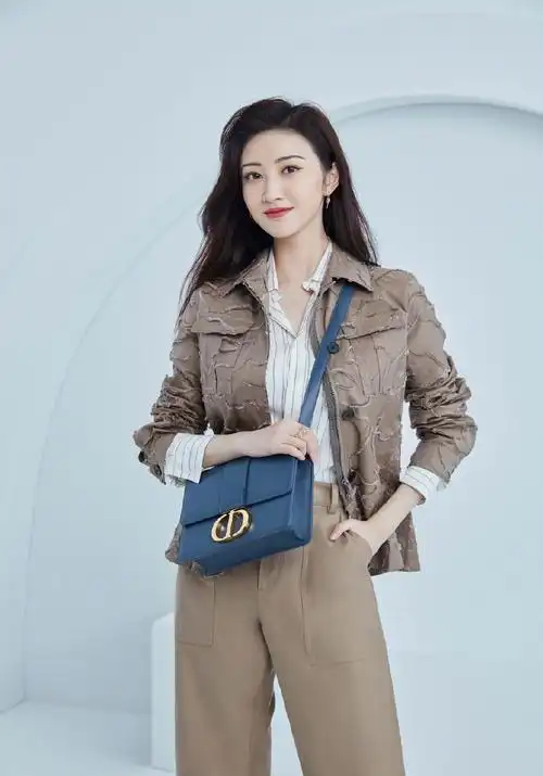 景甜圆脸太占优势了穿条纹裙长发披肩十足的端庄富贵气