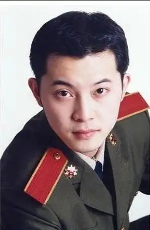 不像自己,不得不说年轻时的沙溢是真的帅啊,毕竟军艺校草的传说可不是