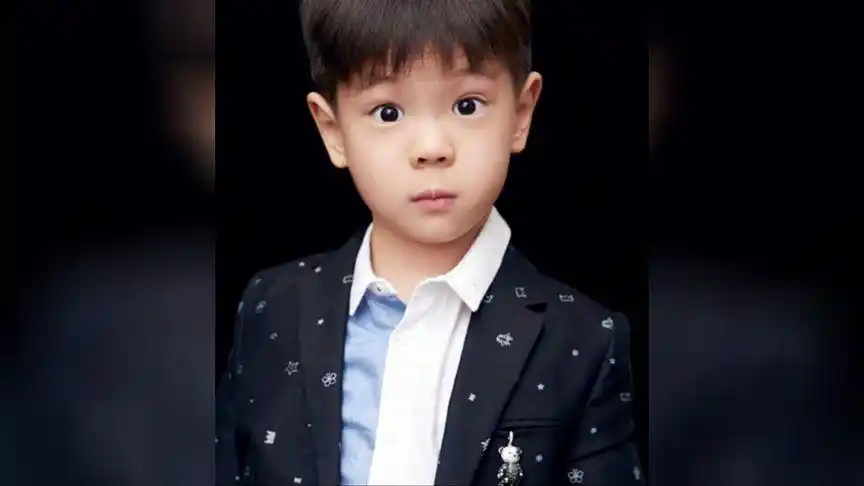 嗯哼西装照萌爆了,现在再也没人说,像刘星他爸胡一统了!