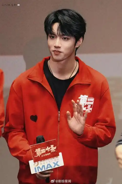 原来刘耀文在第二十条路演时还改了宣传卫衣呀