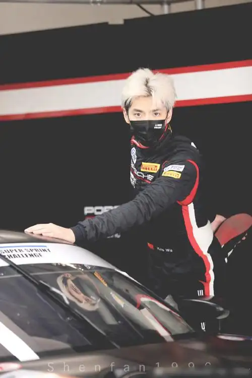 吴亦凡骑车上班